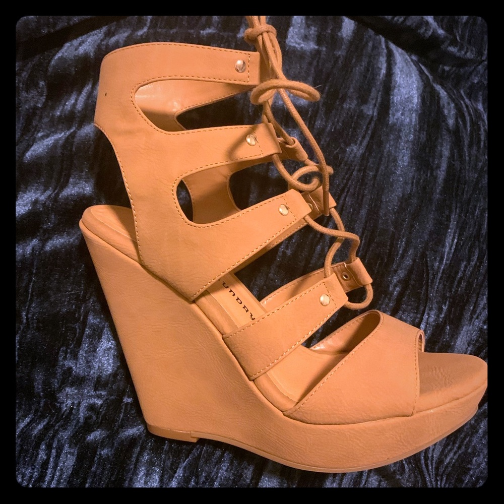 Gladiator wedge 5 inch heel, size 7, never worn